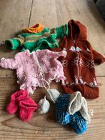 Set vintage gebreide poppenkleertjes en slofjes, Kinderen en Baby's, Speelgoed | Poppen, Overige typen, Gebruikt, Ophalen of Verzenden