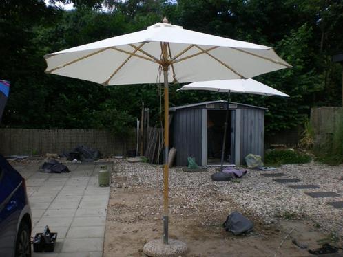 Parasol, Ecru, en betonnen voet/Op te halen in Stokkum, Tuin en Terras, Parasols, Gebruikt, Stokparasol, Minder dan 1 meter, Kantelbaar