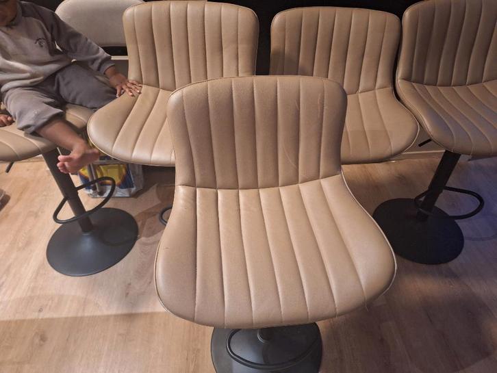 5 barkrukken 1 met stiftvlek, Huis en Inrichting, Barkrukken, Gebruikt, 60 tot 90 cm, Kunststof, Leer, Metaal, 5 krukken of meer