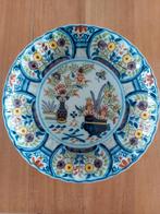 Wandbord van Royal Delft met gegolfde rand., Ophalen