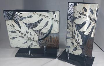 Set van 2 decoratieve glazen vazen. beschikbaar voor biedingen