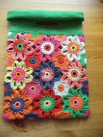 Schattig handgehaakt bloementasje met Catania-katoen beschikbaar voor biedingen