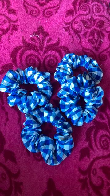 Scrunchie blauw wit geruit - handgemaakt beschikbaar voor biedingen