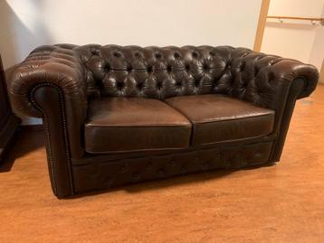 Nette Chesterfield 2 zitsbank moet weg ivm ruimte!! beschikbaar voor biedingen