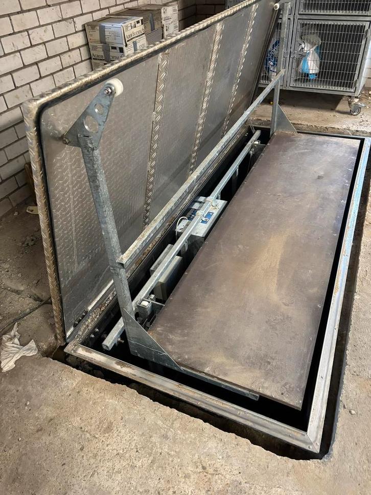 Ondergrondse container met afstandsbediening, Zakelijke goederen, Machines en Bouw | Industrie en Techniek, Ophalen of Verzenden