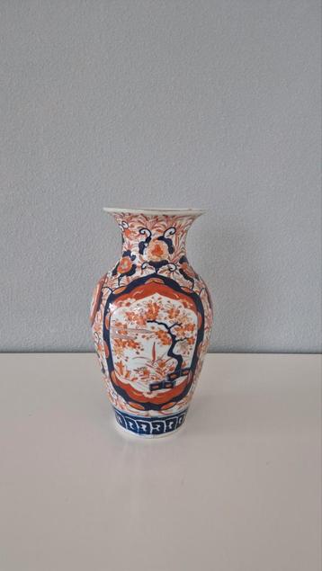 Imari Vaas met Oranje en Blauwe Decoratie beschikbaar voor biedingen