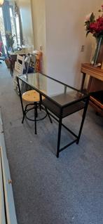 VITTSJÖ Ikea glazen bureau met kruk, Ophalen, Zo goed als nieuw, Bureau