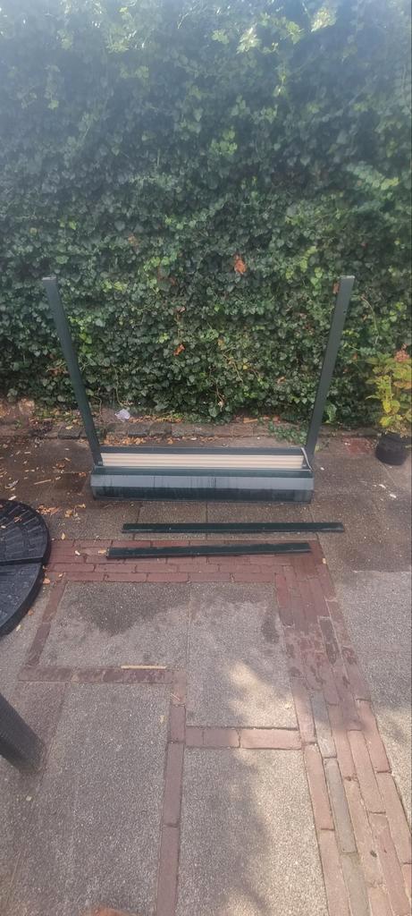 Groen met witte roluik, in goede werkende staat, 105/122cm, Doe-het-zelf en Verbouw, Rolluiken, Gebruikt, 100 tot 150 cm, 100 tot 150 cm