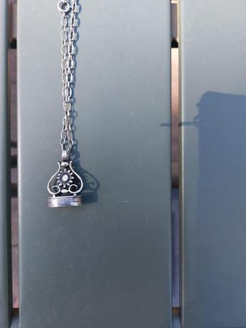 Vintage collier met stempel/signet als hanger beschikbaar voor biedingen