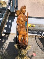 Houten beeld dame, Ophalen