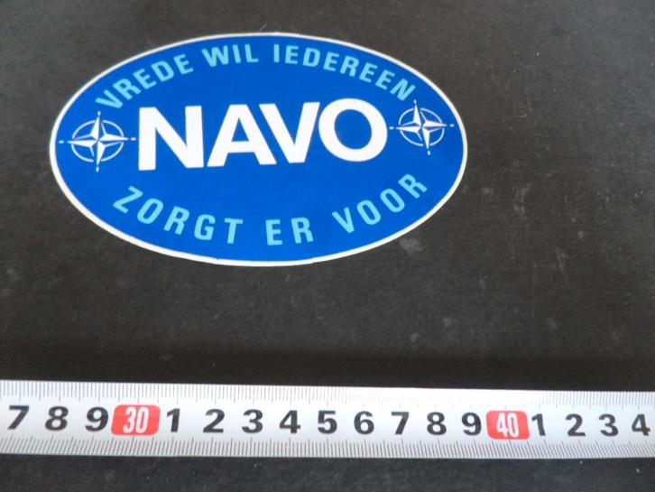 sticker Leger Vrede wil iedereen  NAVO zorgt er voor *, Verzamelen, Stickers, Zo goed als nieuw, Ophalen