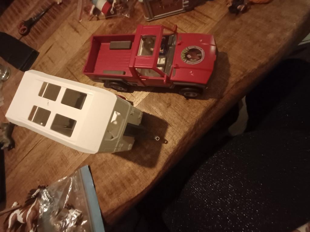 Schleich jeep met trailer en alle toebehoren, Ophalen of Verzenden, Zo goed als nieuw, Paard, Beeldje of Figuurtje