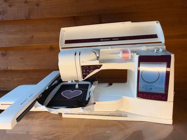 Husqvarna Viking Designer Ruby Royale –Borduur& Naaimachine, Hobby en Vrije tijd, Borduren en Borduurmachines, Zo goed als nieuw