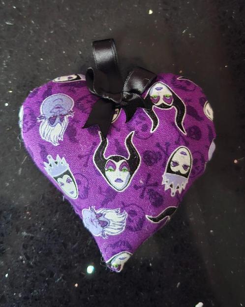 nieuw- 2 x Maleficent ( Villians) hanger/ hartje (paars), Huis en Inrichting, Woonaccessoires | Overige, Nieuw, Ophalen of Verzenden