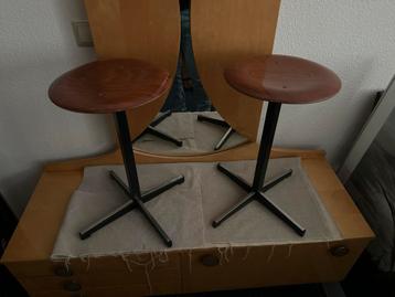 Set van 2 vintage krukken beschikbaar voor biedingen