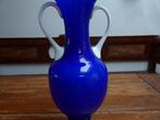 Sierlijk vormgegeven opaline vaas, blauw met wit, 31 cm., Antiek en Kunst, Ophalen of Verzenden