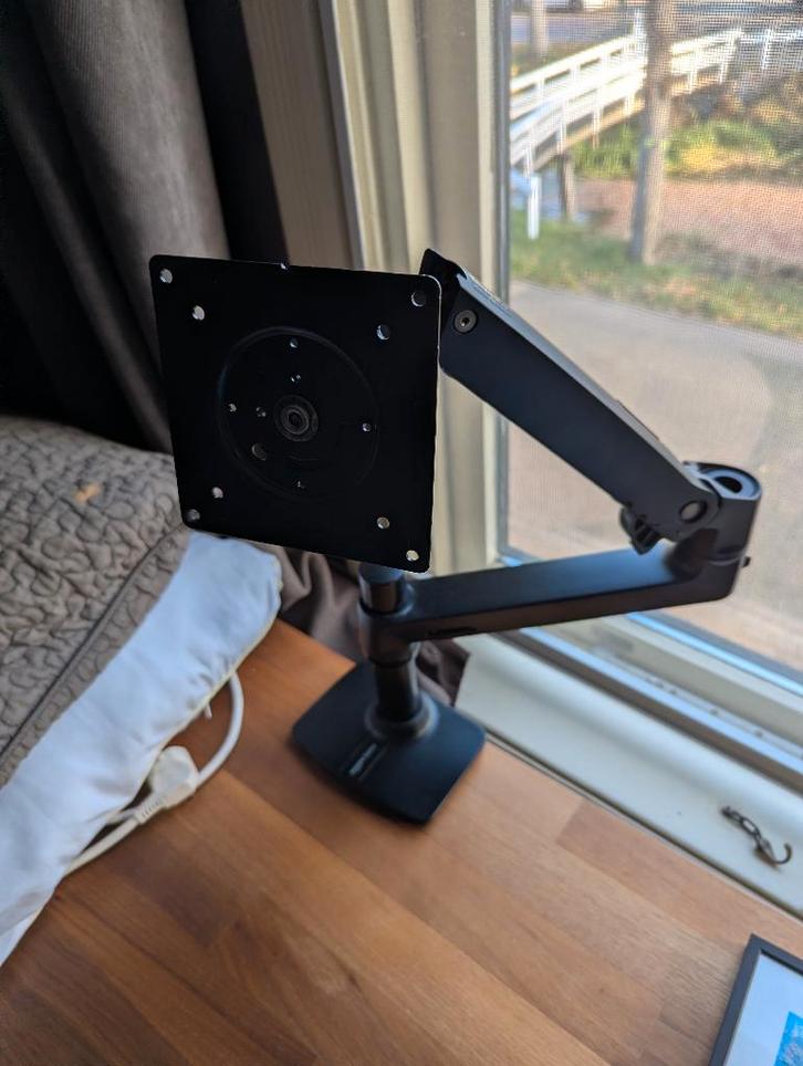 Amazon Basics Monitor Arm (niet meer verkrijgbaar op Amazon), Computers en Software, Laptopstandaarden, Gebruikt, In diepte verstelbaar