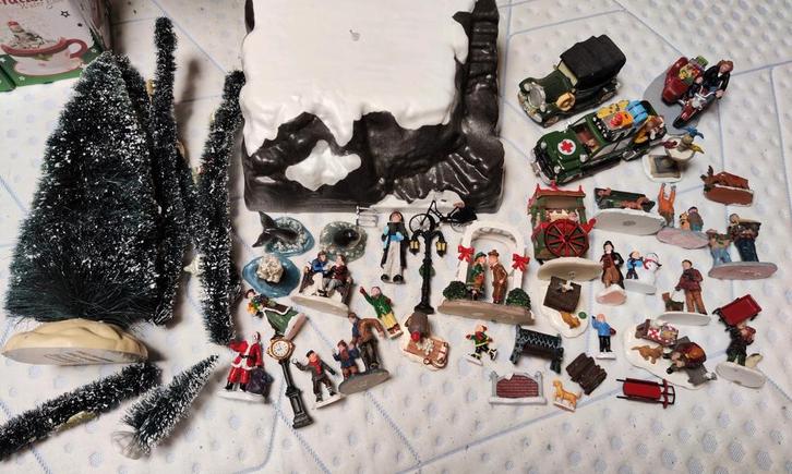 Heel veel kerstdorp figuren, voertuigen en plateau Lemax, Diversen, Kerst, Ophalen of Verzenden