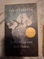 Knielen op een bed violen - Jan Siebelink, Ophalen of Verzenden, Zo goed als nieuw, Jan Siebelink, Nederland