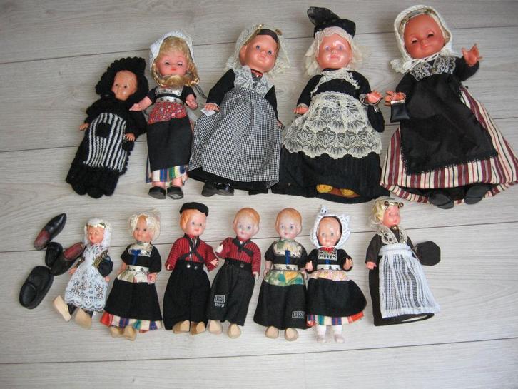 12 kleden dracht poppen 17 - 40 cm zie foto, Verzamelen, Poppen, Zo goed als nieuw, Pop, Ophalen of Verzenden