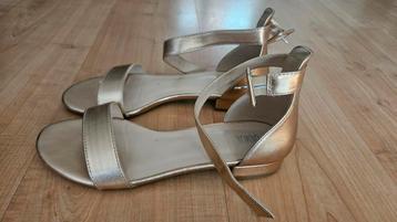 Platte sandalen, goudkleurig beschikbaar voor biedingen