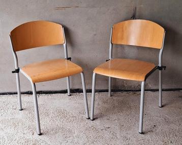 67 x Vintage schoolstoelen houten cafe stoelen horeca bistro beschikbaar voor biedingen