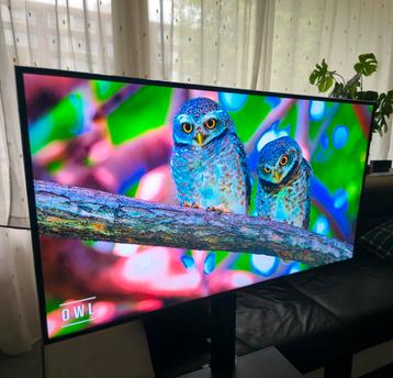 43" Ultra HD 4K Smart TV met gratis tv standaard op wielen beschikbaar voor biedingen