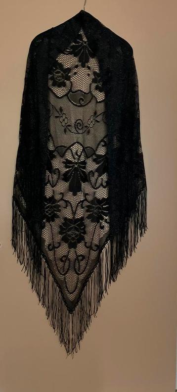 Vintage zwarte driehoekige bloemen sjaal met zilverdraad  beschikbaar voor biedingen