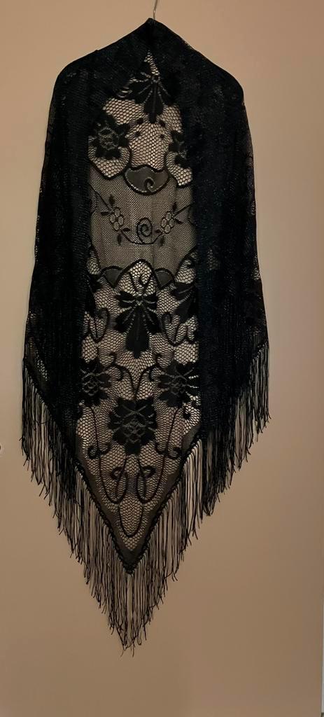 Vintage zwarte driehoekige bloemen sjaal met zilverdraad, Kleding | Dames, Mutsen, Sjaals en Handschoenen, Zo goed als nieuw, Sjaal