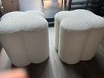 2 witte boucle poefjes, Ophalen, Zo goed als nieuw, Rond, Minder dan 50 cm