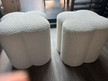 2 witte boucle poefjes beschikbaar voor biedingen
