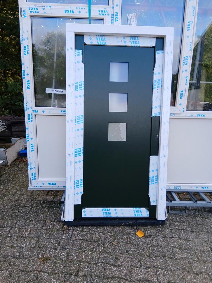 Nieuwe Kunststof Voordeur Compleet met Kozijn, Tuin en Terras, Bloempotten, Nieuw, Kunststof, Minder dan 25 cm, Rond, Ophalen of Verzenden