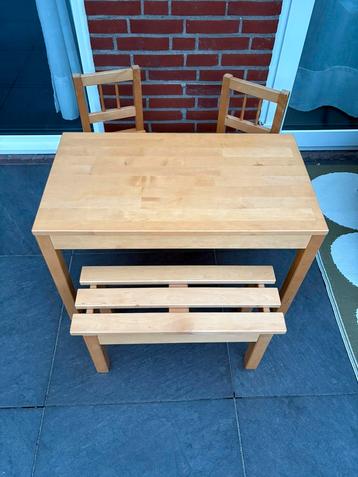 Kindertafel met bankje en stoelen beschikbaar voor biedingen