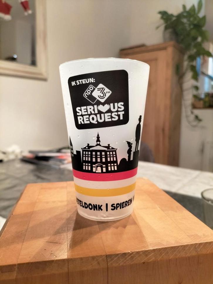 Serieus request glas, Verzamelen, Glas en Borrelglaasjes, Nieuw, Bierglas, Ophalen of Verzenden