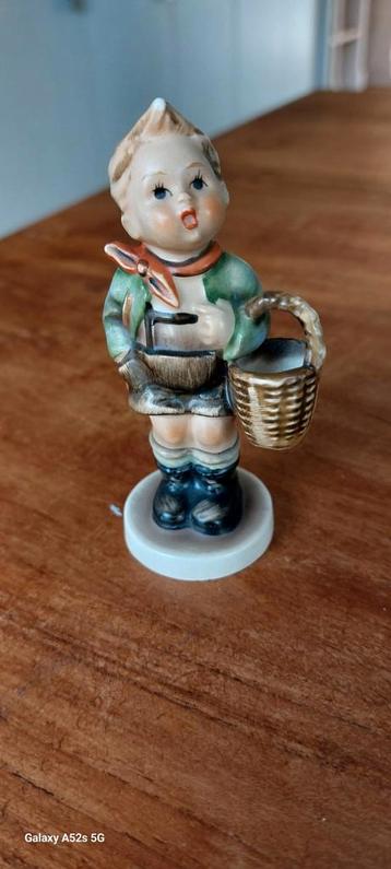 Hummel beeldje - Jongen met mand beschikbaar voor biedingen