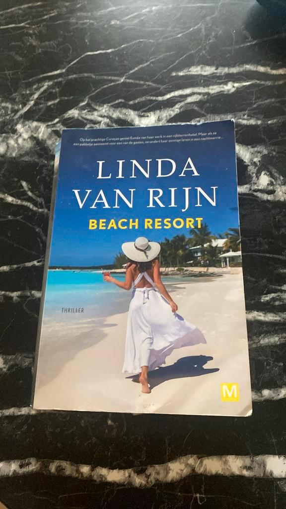 Linda van Rijn - Beach Resort, Boeken, Thrillers, Zo goed als nieuw, Ophalen of Verzenden