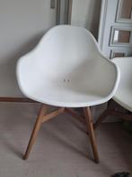 Ikea stoel - witte kuipstoel met houten poten, Wit, Scandinavisch, Zo goed als nieuw, Eén