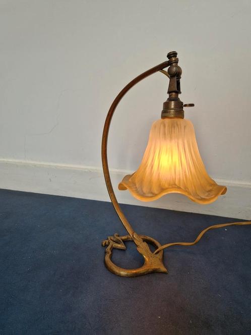 Art nouveau tafellamp antiek met mooie leliekap glas messing, Huis en Inrichting, Lampen | Tafellampen, Zo goed als nieuw, Minder dan 50 cm