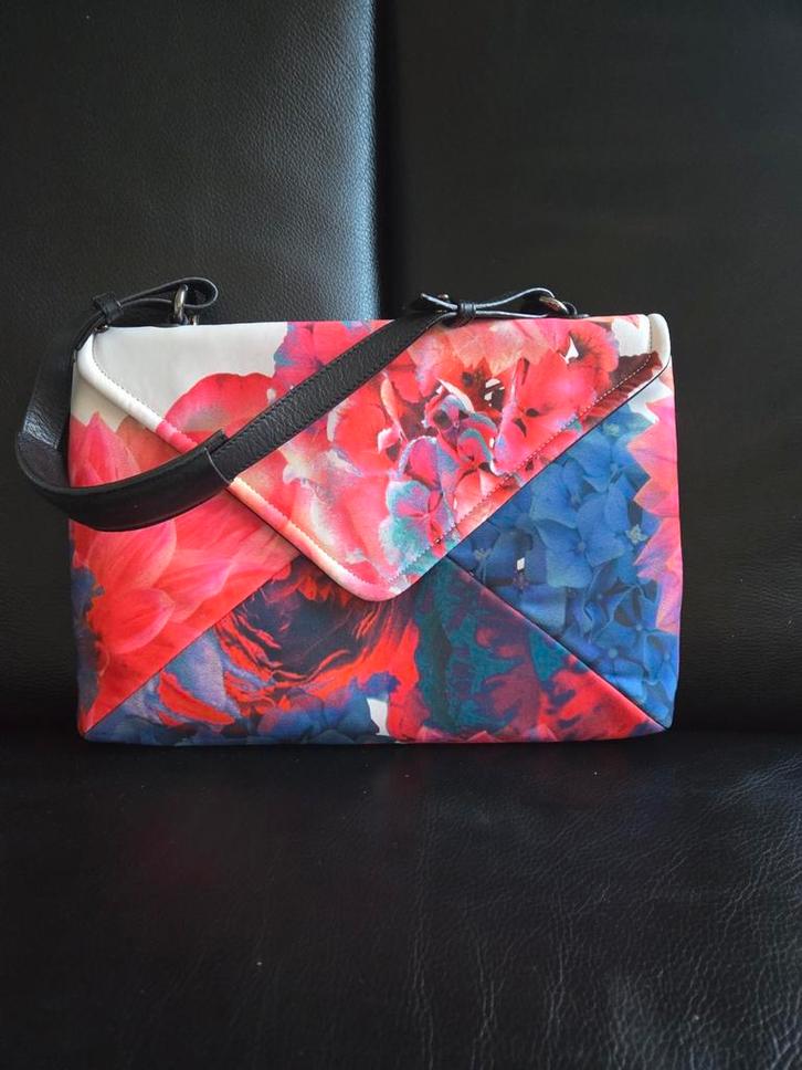 Marc Cain handtas ,schouder tas ,collectie item in Vogue spo, Sieraden, Tassen en Uiterlijk, Tassen | Schoudertassen, Nieuw, Overige merken