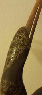 2 kraan vogels gesneden uit een hoorn vintage indonesie, Verzenden