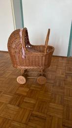 Leuk rieten poppenwagentje met pop, Ophalen, Zo goed als nieuw