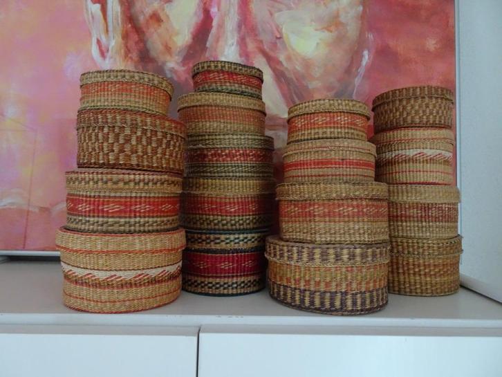 Vintage mandje mandjes met deksel vlechtwerk rood wit groen, Huis en Inrichting, Woonaccessoires | Schalen en Manden, Zo goed als nieuw