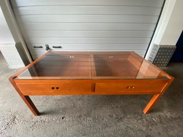 Houten Salontafel met glazen top & lades beschikbaar voor biedingen