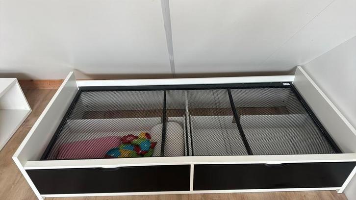 Ikea wit Flaxa Bed met Lattenbodem & zwarte Lades, Kinderen en Baby's, Kinderkamer | Bedden, Zo goed als nieuw, 180 cm of meer