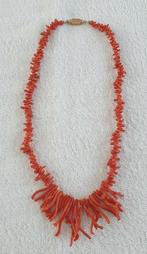 Antiek Vintage Bloedkoraal ketting met gouden sluiting., Sieraden, Tassen en Uiterlijk, Ophalen of Verzenden, Goud, Ketting, Met edelsteen