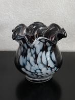 Vaasje amethist/aubergine/wit met schulprand, perfecte staat, Antiek en Kunst, Antiek | Glas en Kristal, Ophalen of Verzenden