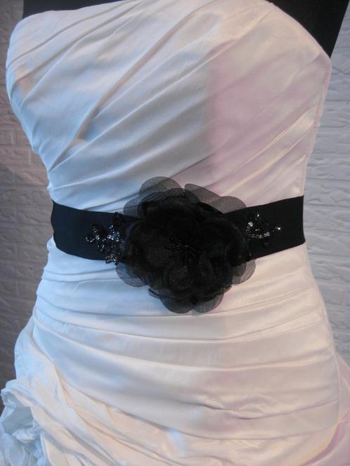 Nieuw op zwart lint met bloem/bling, Kleding | Dames, Trouwkleding en Trouwaccessoires, Nieuw, Accessoires, Zwart, Ophalen of Verzenden