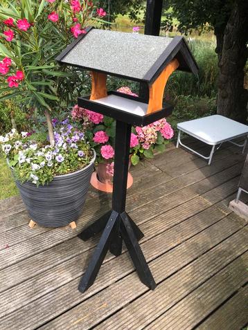 Vogelvoederhuis op voet beschikbaar voor biedingen