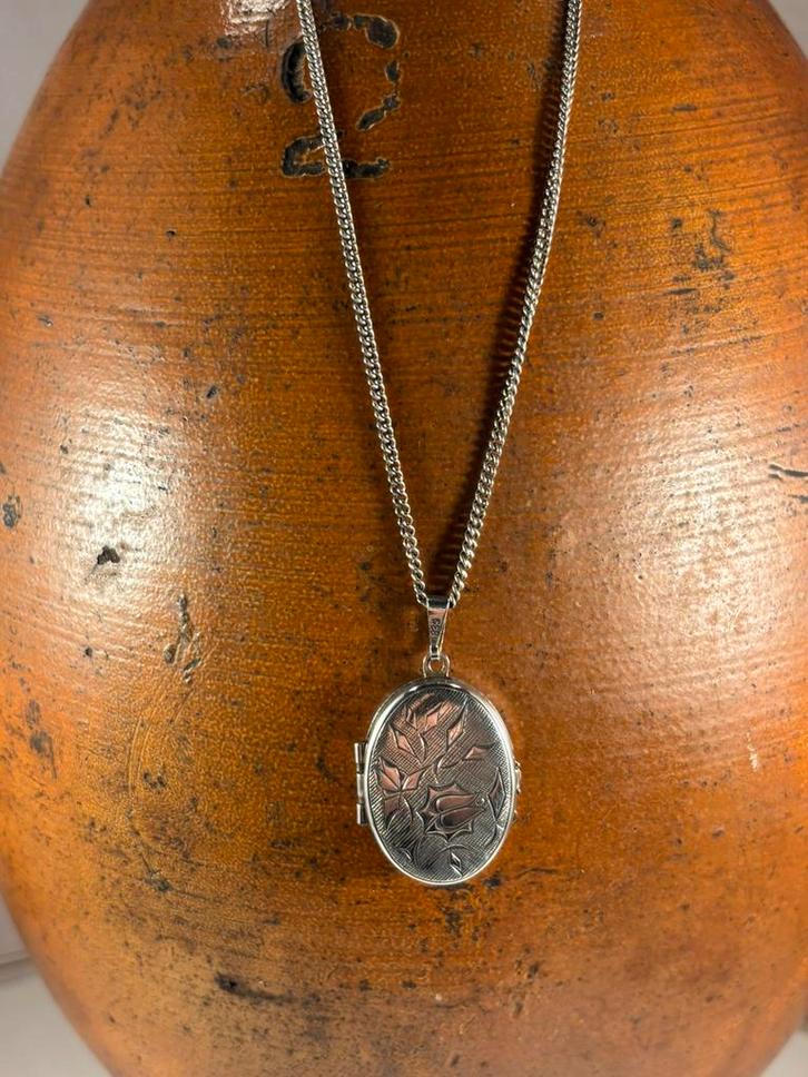 Zilveren medallion aan zilveren collier, Antiek en Kunst, Antiek | Goud en Zilver, Zilver, Ophalen of Verzenden