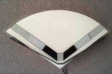 Moderne Wandlamp met Glazen Kap beschikbaar voor biedingen